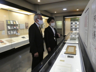 福澤記念館で書を観覧する奥塚市長（写真左）