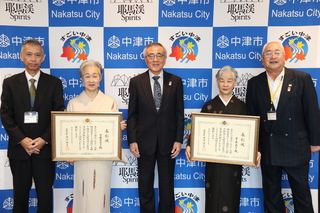 受賞者らと奥塚市長（写真中央）
