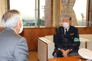 歓談する今田氏と奥塚市長（写真左）