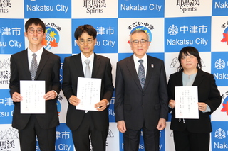 桐木平さんら3人と奥塚市長（写真右から2番目）