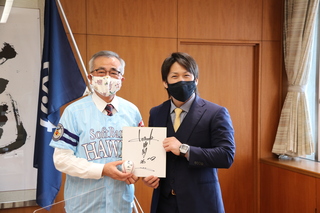 奥塚市長（写真左）と甲斐選手（写真右）