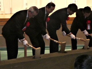 鍬入れをする奥塚市長（写真左）