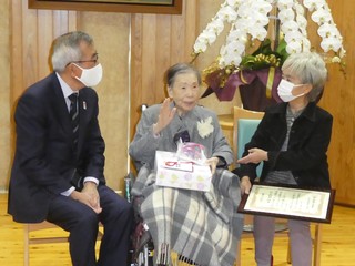 木村さんと話す奥塚市長（写真左）