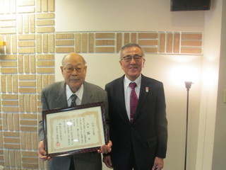 表彰状を読み上げる奥塚市長（写真右）