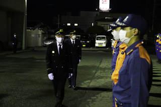 巡視する奥塚市長（写真左手前）
