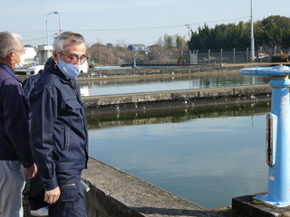 浄水場の視察をする奥塚市長