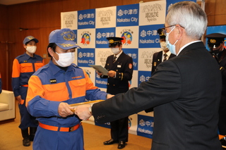 代表者に表彰状を手渡す奥塚市長（写真右）
