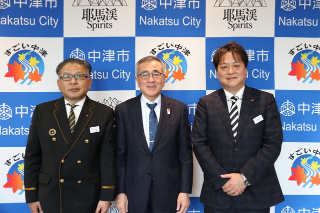 記念写真（左から近藤氏、奥塚市長、谷氏）