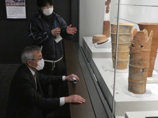 埴輪を興味深く観覧する奥塚市長（写真手前）