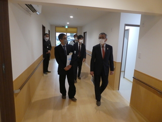 建物内を見学する奥塚市長（写真右）