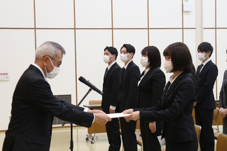 辞令を交付する奥塚市長（写真左）