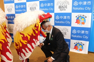 獅子舞と市長（奥塚市長は写真右）