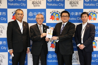 記念写真（奥塚市長は左から2番目）