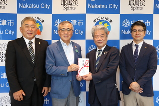 記念写真（奥塚市長は写真左から2番目）