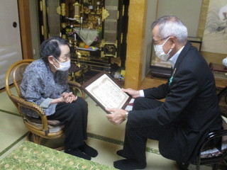 宮本さんにお祝い状を贈る奥塚市長