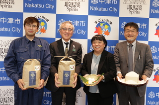 記念写真（奥塚市長は写真左から2番目）