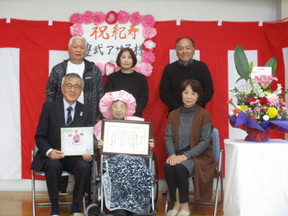 記念写真（奥塚市長は写真前列左）