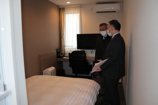 ホテルの中を確認する奥塚市長（写真左）