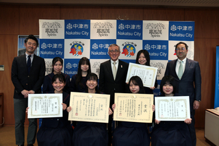 記念写真（奥塚市長は写真後列左から3番目）
