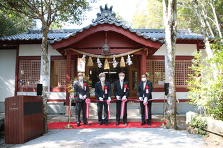 テープカットを行う奥塚市長（右から二番目）