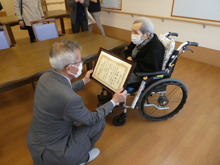 平野さんにお祝い状を読み上げる奥塚市長
