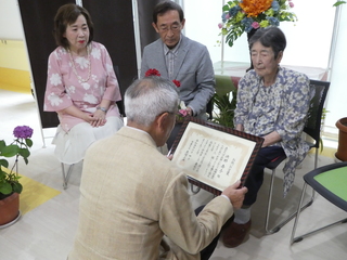 お祝い状を読み上げる奥塚市長