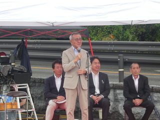 あいさつする奥塚市長
