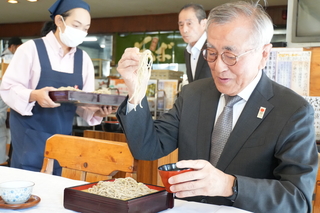 試食する奥塚市長
