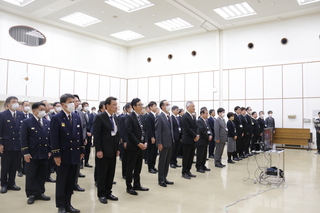 訓示を聞く職員