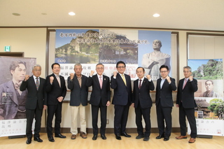 委員のみなさんと記念写真