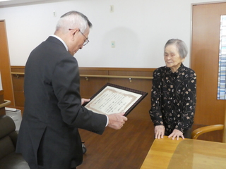 記念品を渡す奥塚市長