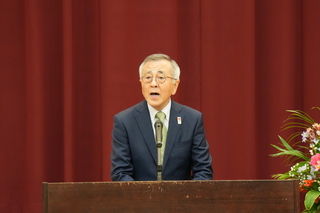 あいさつする奥塚市長