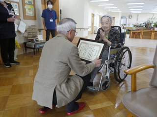 記念品を渡す奥塚市長