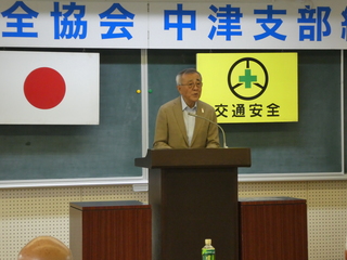 あいさつする奥塚市長