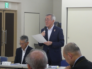 あいさつする奥塚市長