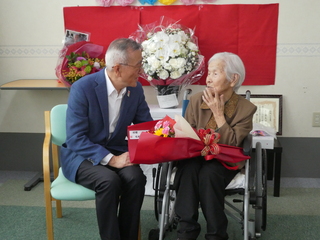 記念品を渡す奥塚市長