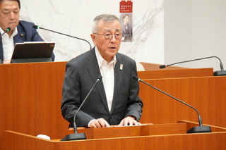 行政報告する奥塚市長