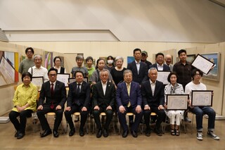 記念写真（奥塚市長は写真前列左から4番目）