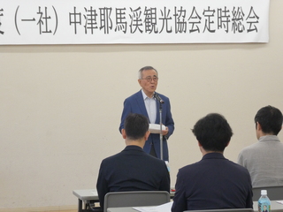 あいさつする奥塚市長