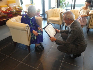 お祝い状贈呈の様子