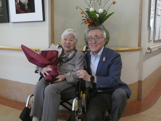 市内最高齢者と奥塚市長