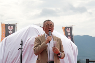 あいさつをする奥塚市長