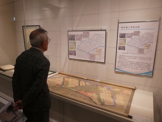観覧する奥塚市長