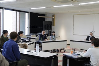 市長からの質問に答える様子