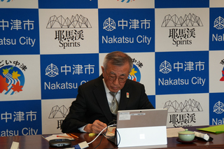 オンラインで分科会に参加する奥塚市長