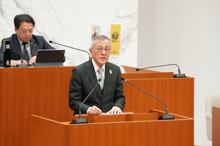 行政報告する奥塚市長