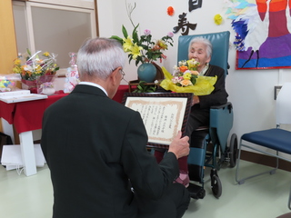 記念品を渡す奥塚市長