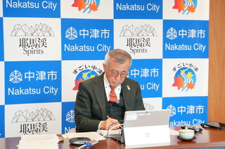 オンラインで分科会に参加する奥塚市長