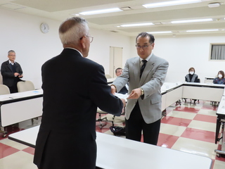 任命書を手渡す奥塚市長