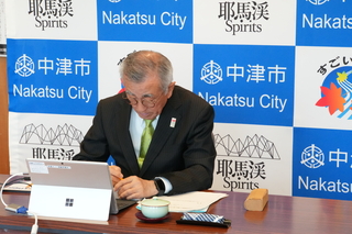 オンラインで分科会に参加する奥塚市長